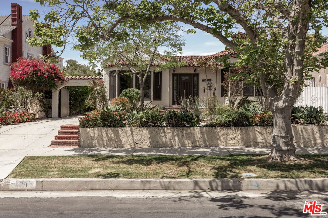 571 N Cahuenga Blvd
