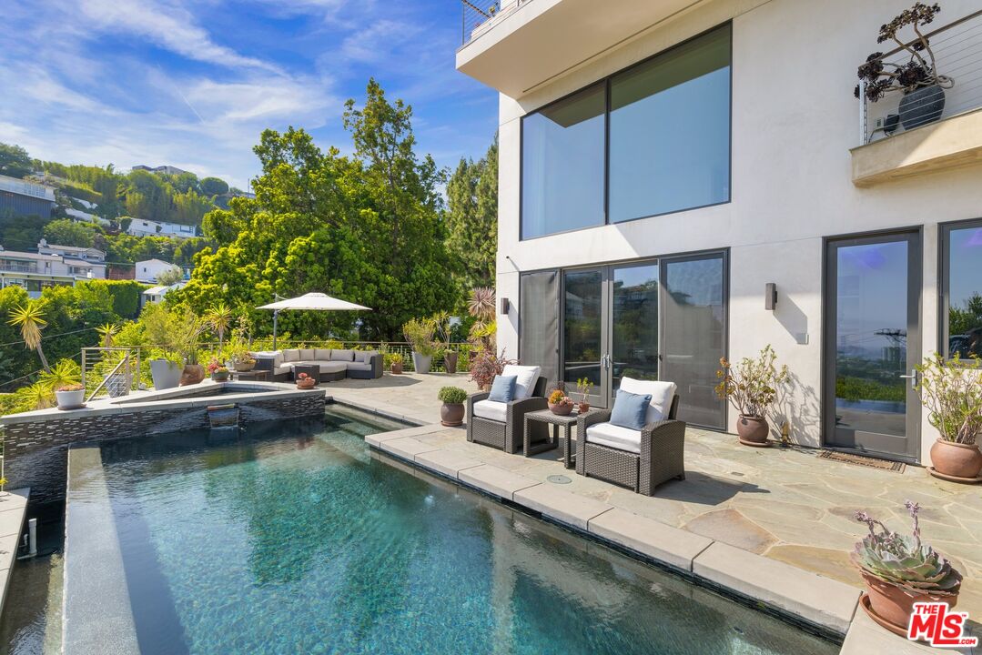 1573 Sunset Plaza Dr