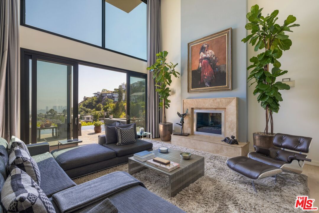 1573 Sunset Plaza Dr