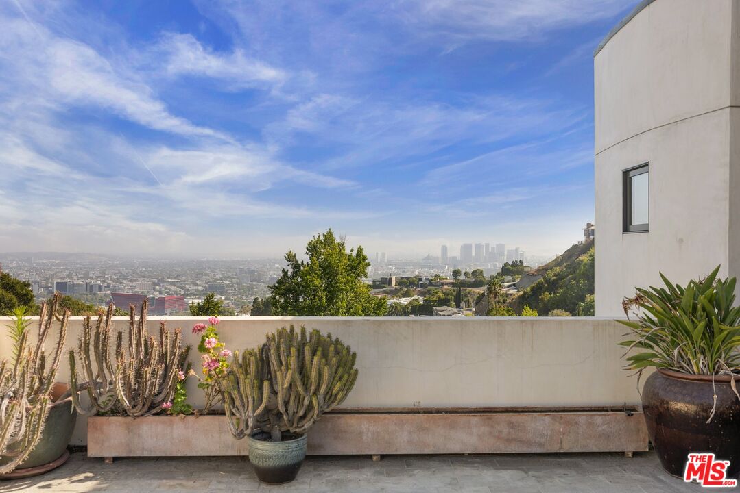 1573 Sunset Plaza Dr