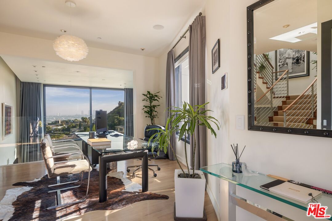 1573 Sunset Plaza Dr