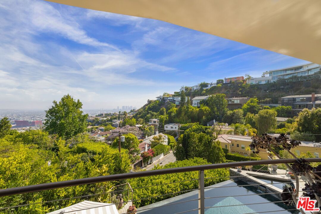 1573 Sunset Plaza Dr