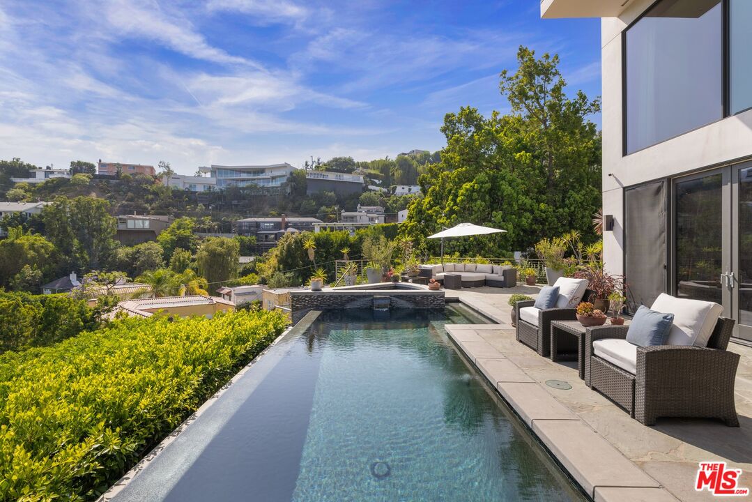 1573 Sunset Plaza Dr