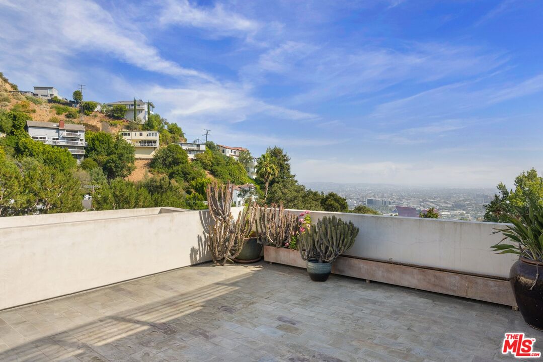 1573 Sunset Plaza Dr