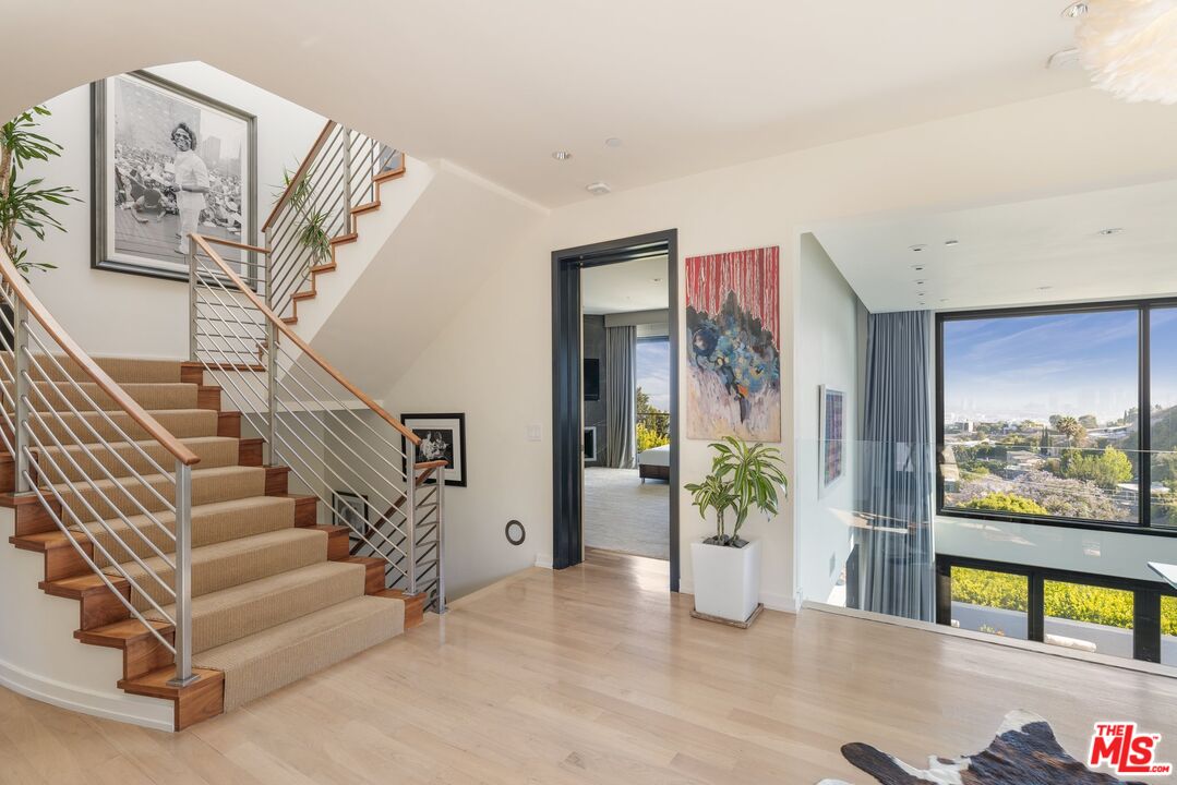1573 Sunset Plaza Dr