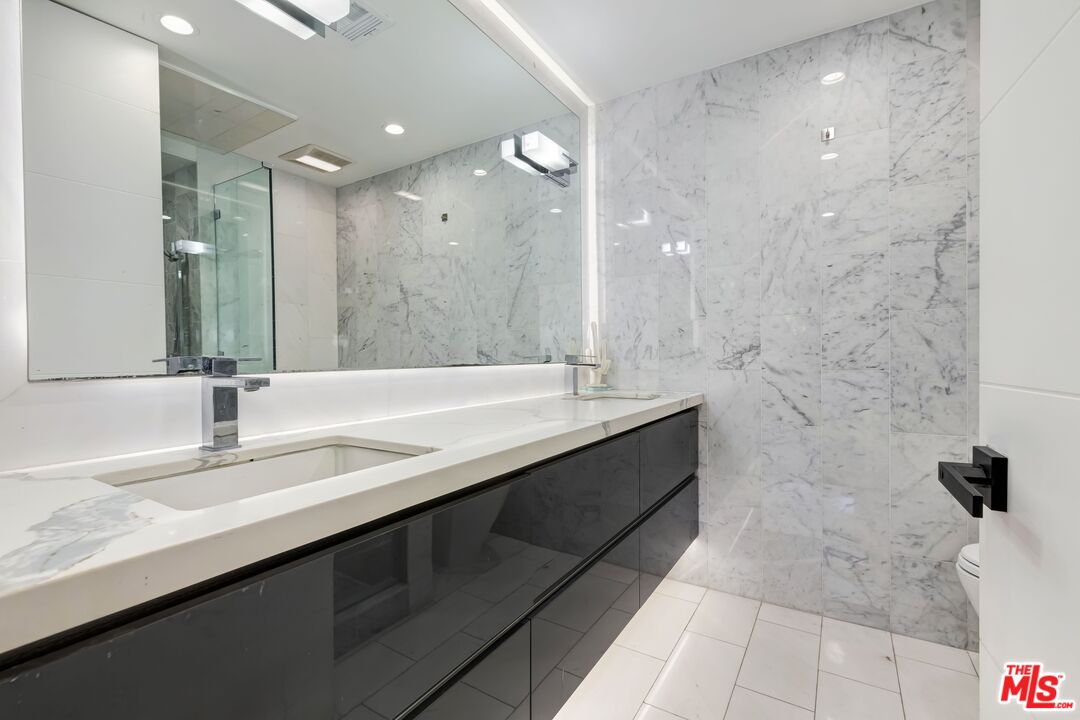 818 N Doheny Dr Unit: 203