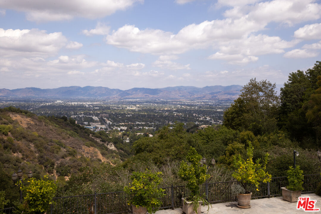 13355 Mulholland Dr