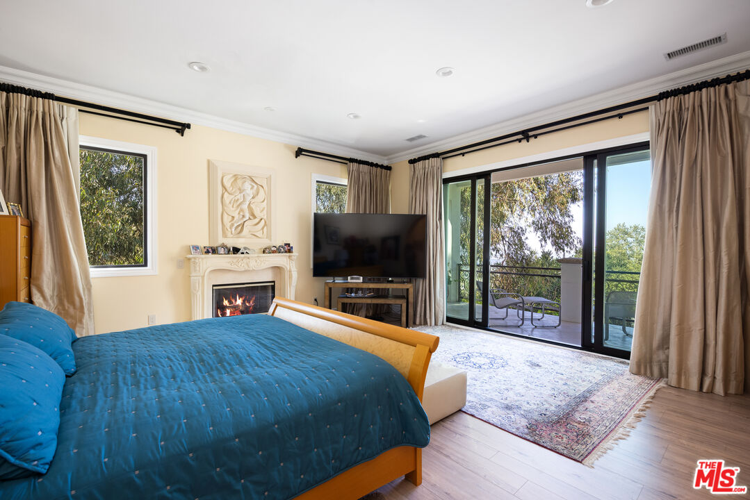 13355 Mulholland Dr