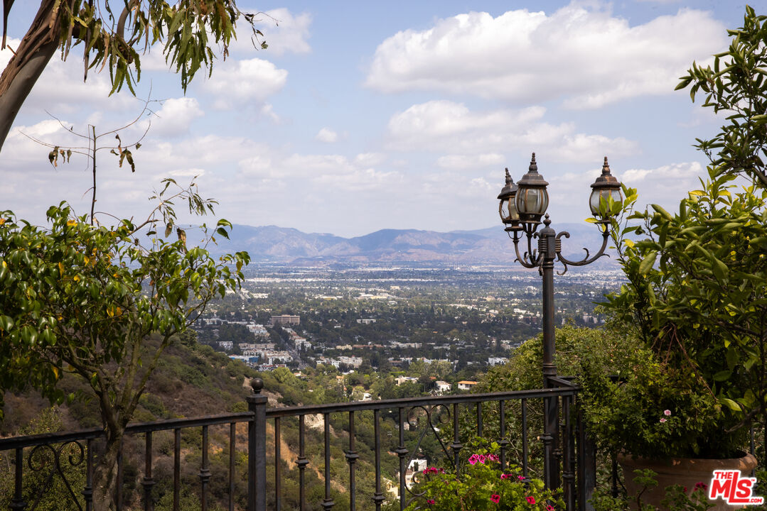 13355 Mulholland Dr