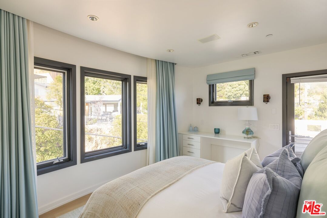 1573 Sunset Plaza Dr