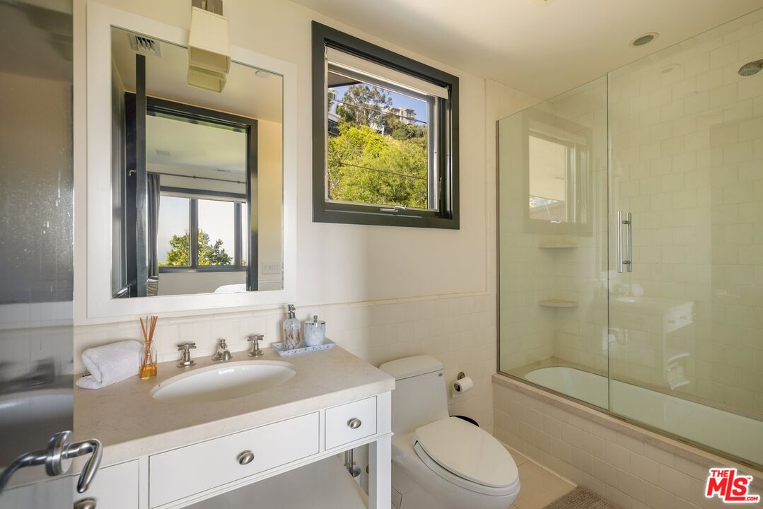 1573 Sunset Plaza Dr