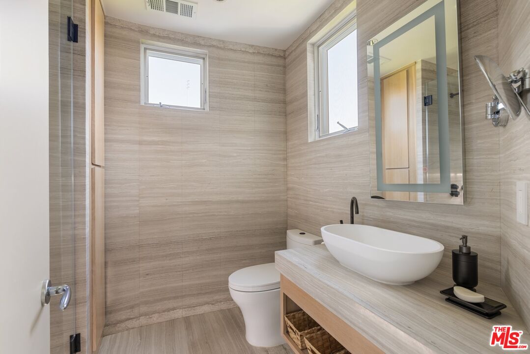 1573 Sunset Plaza Dr