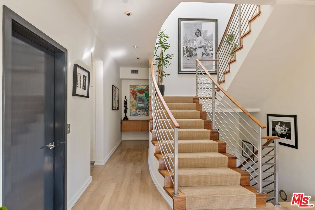 1573 Sunset Plaza Dr