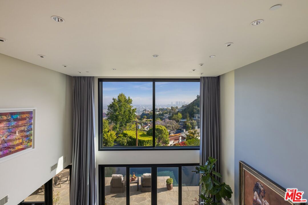 1573 Sunset Plaza Dr