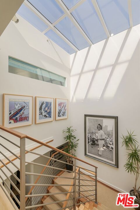 1573 Sunset Plaza Dr