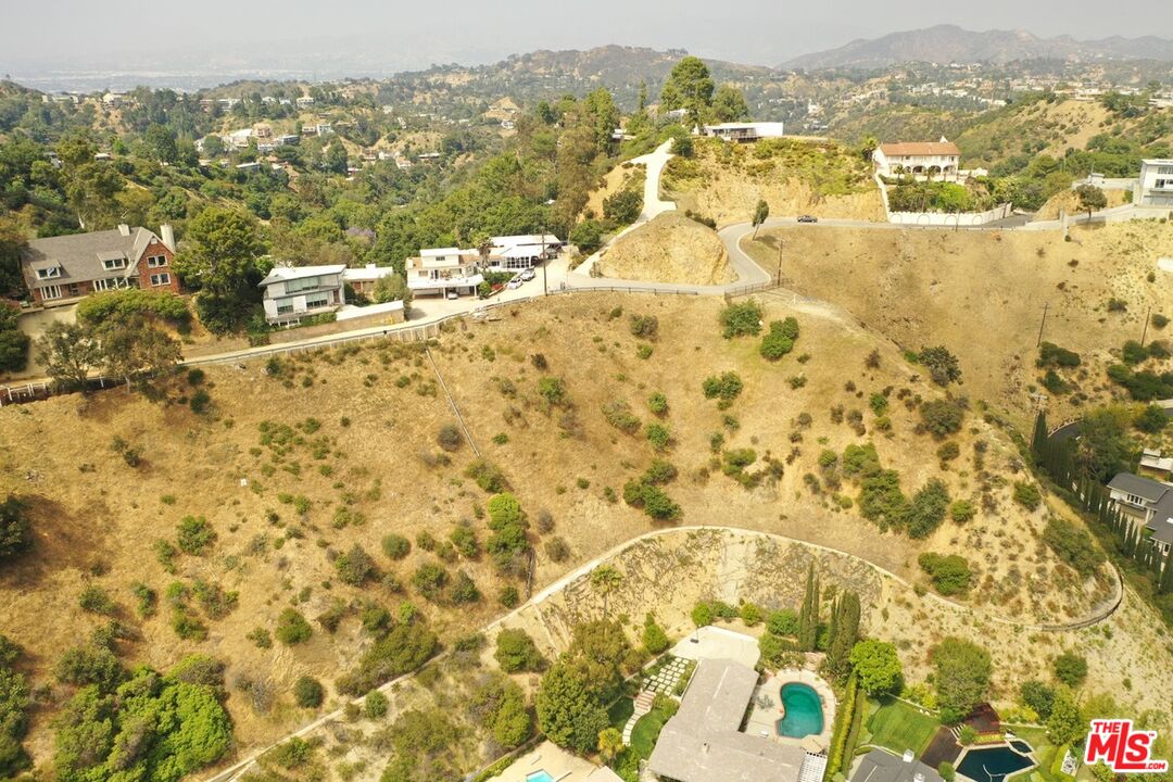 2381 Sunset Plaza Dr