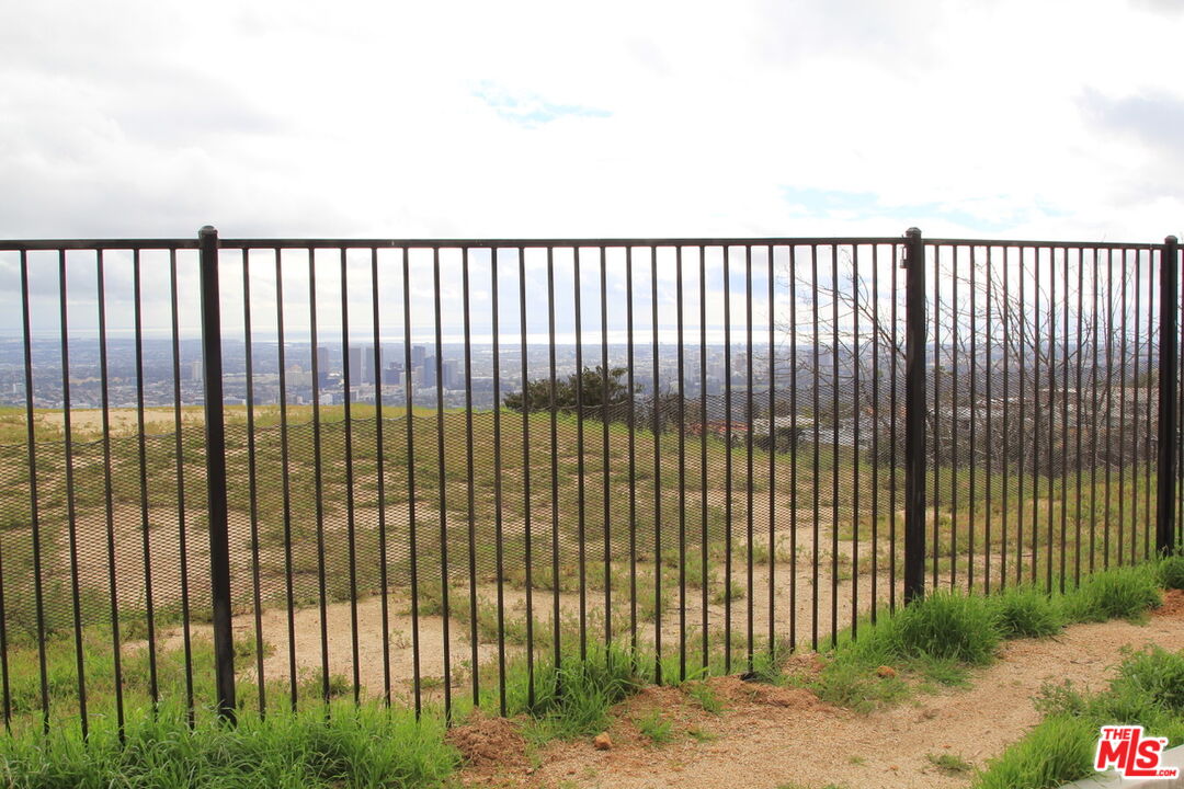 2381 Sunset Plaza Dr