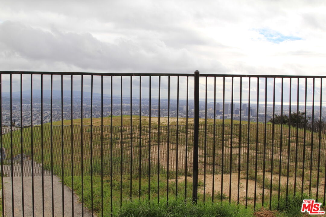 2381 Sunset Plaza Dr