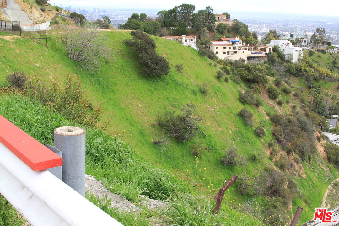 2381 Sunset Plaza Dr