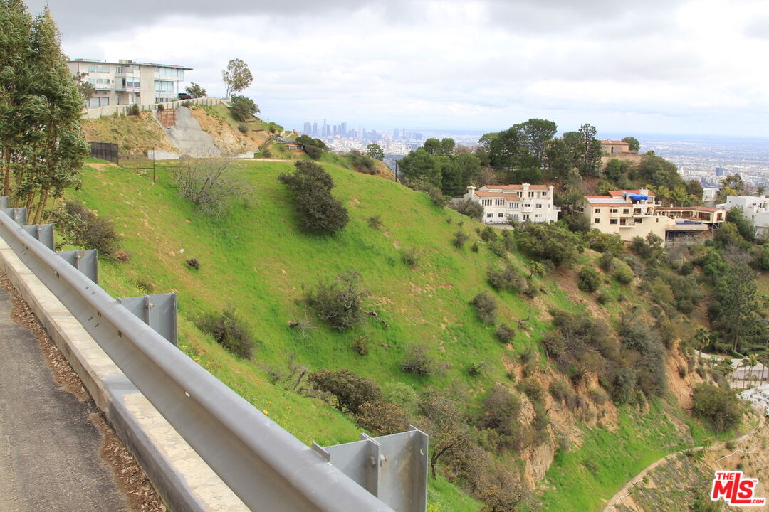 2381 Sunset Plaza Dr