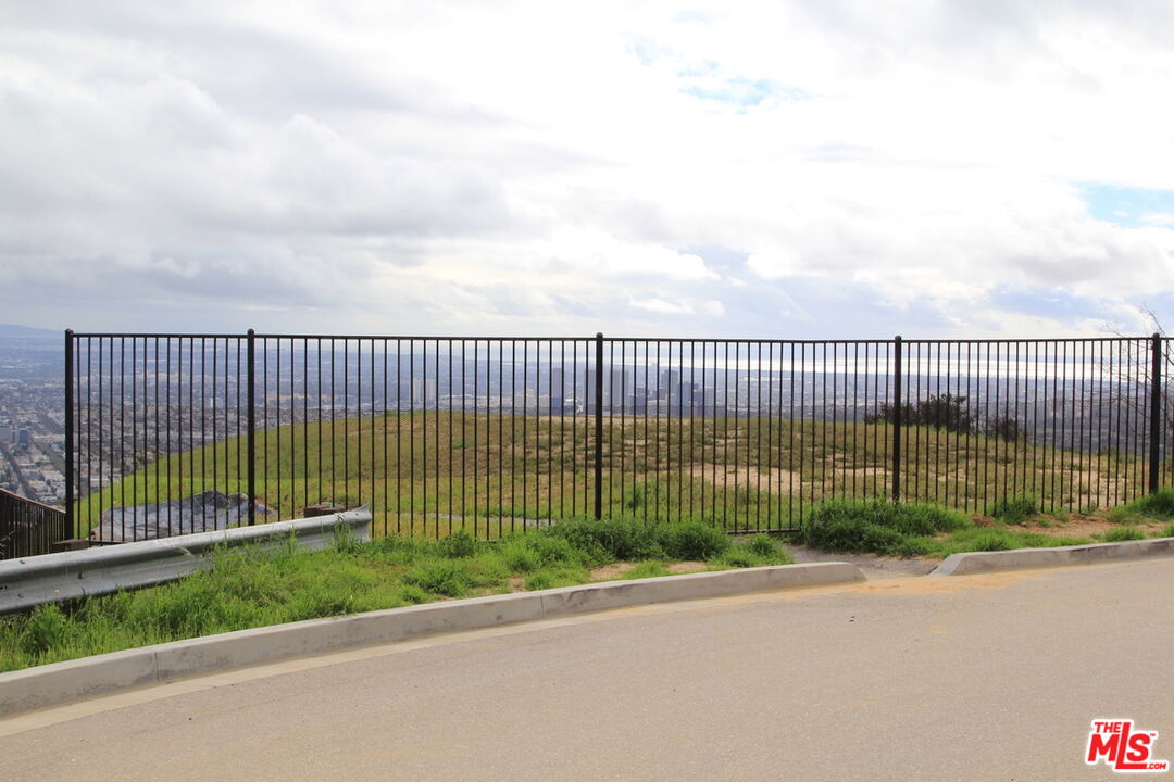 2381 Sunset Plaza Dr