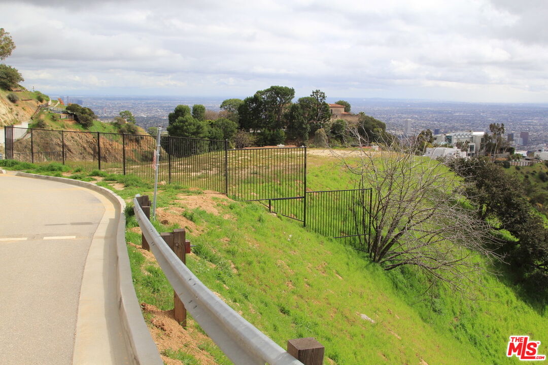 2381 Sunset Plaza Dr