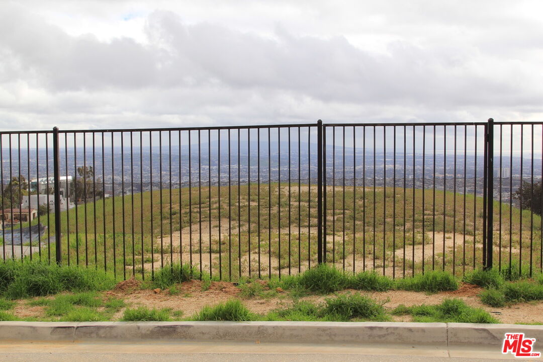 2381 Sunset Plaza Dr