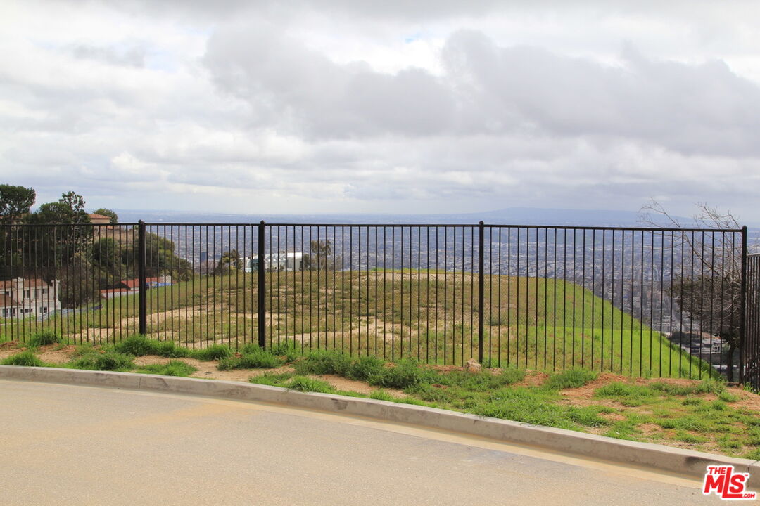 2381 Sunset Plaza Dr