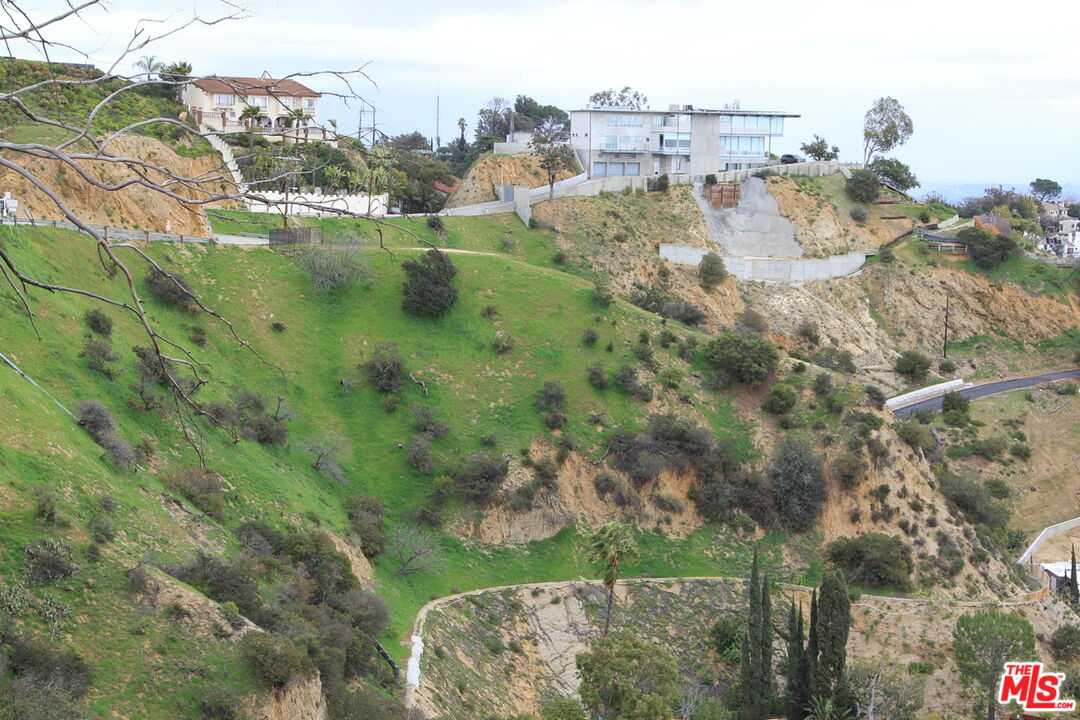 2381 Sunset Plaza Dr