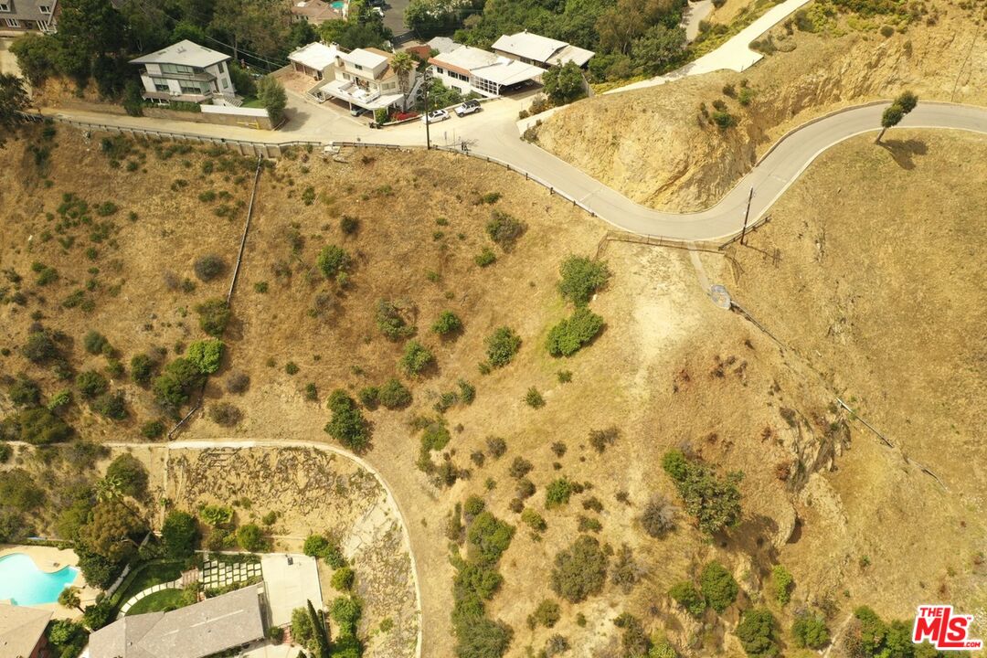 2381 Sunset Plaza Dr