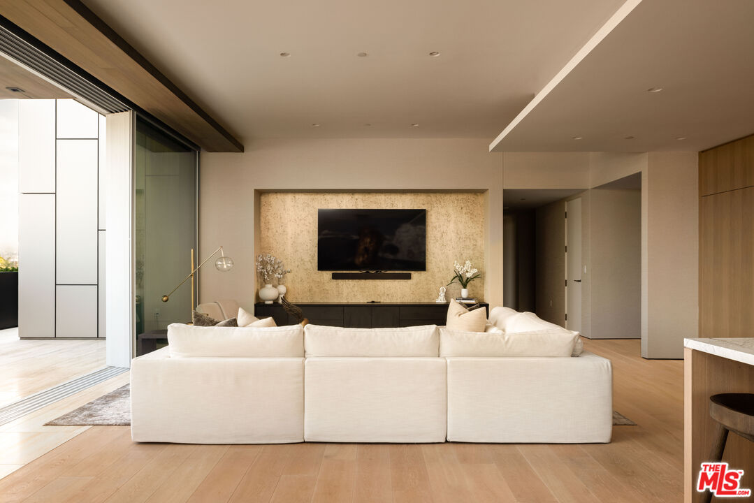 8899 Beverly Blvd Unit: 4A