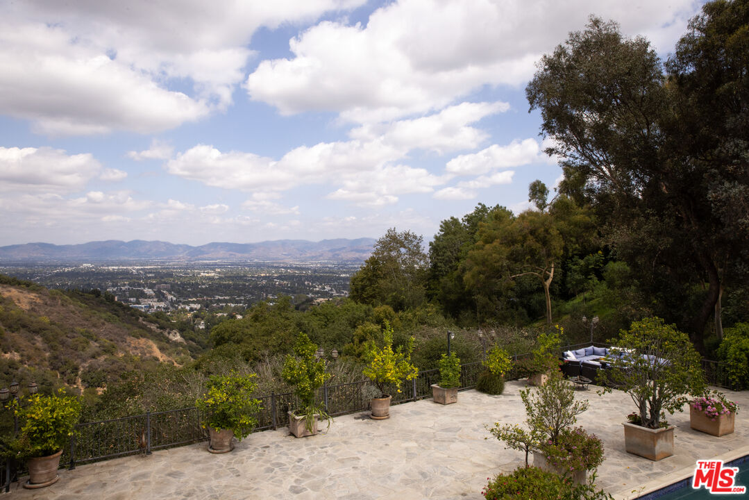 13355 Mulholland Dr