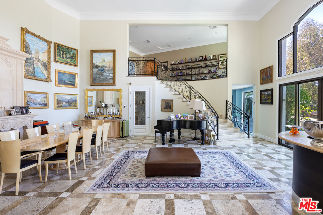 13355 Mulholland Dr