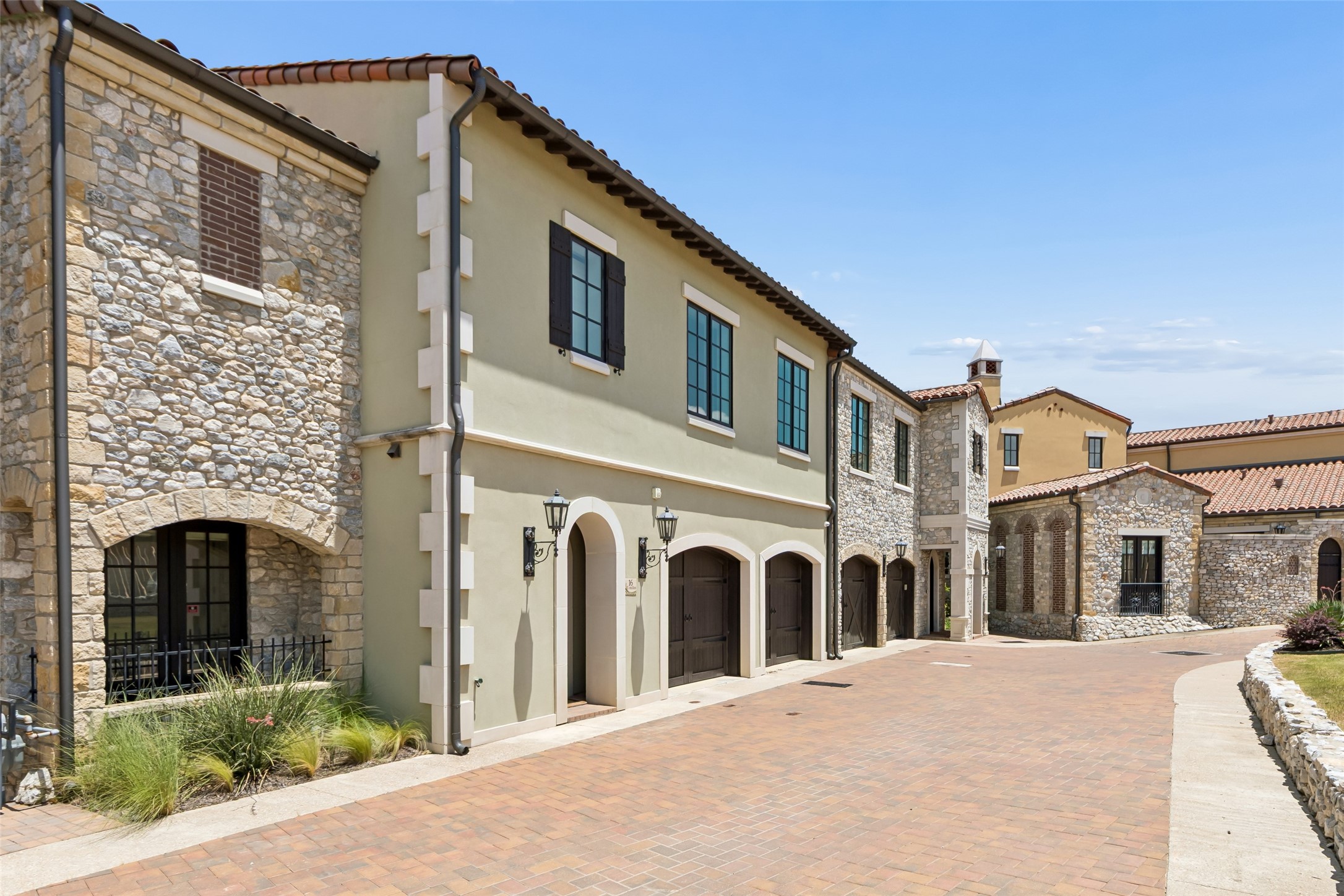 16 Comillas Drive