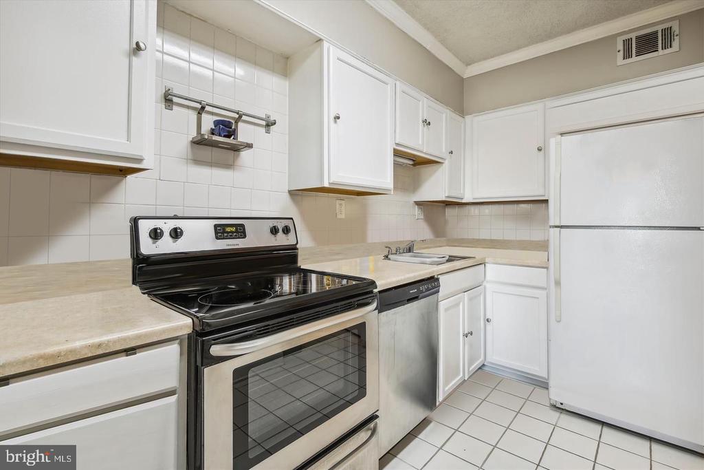 5500 HOLMES RUN PKWY #612