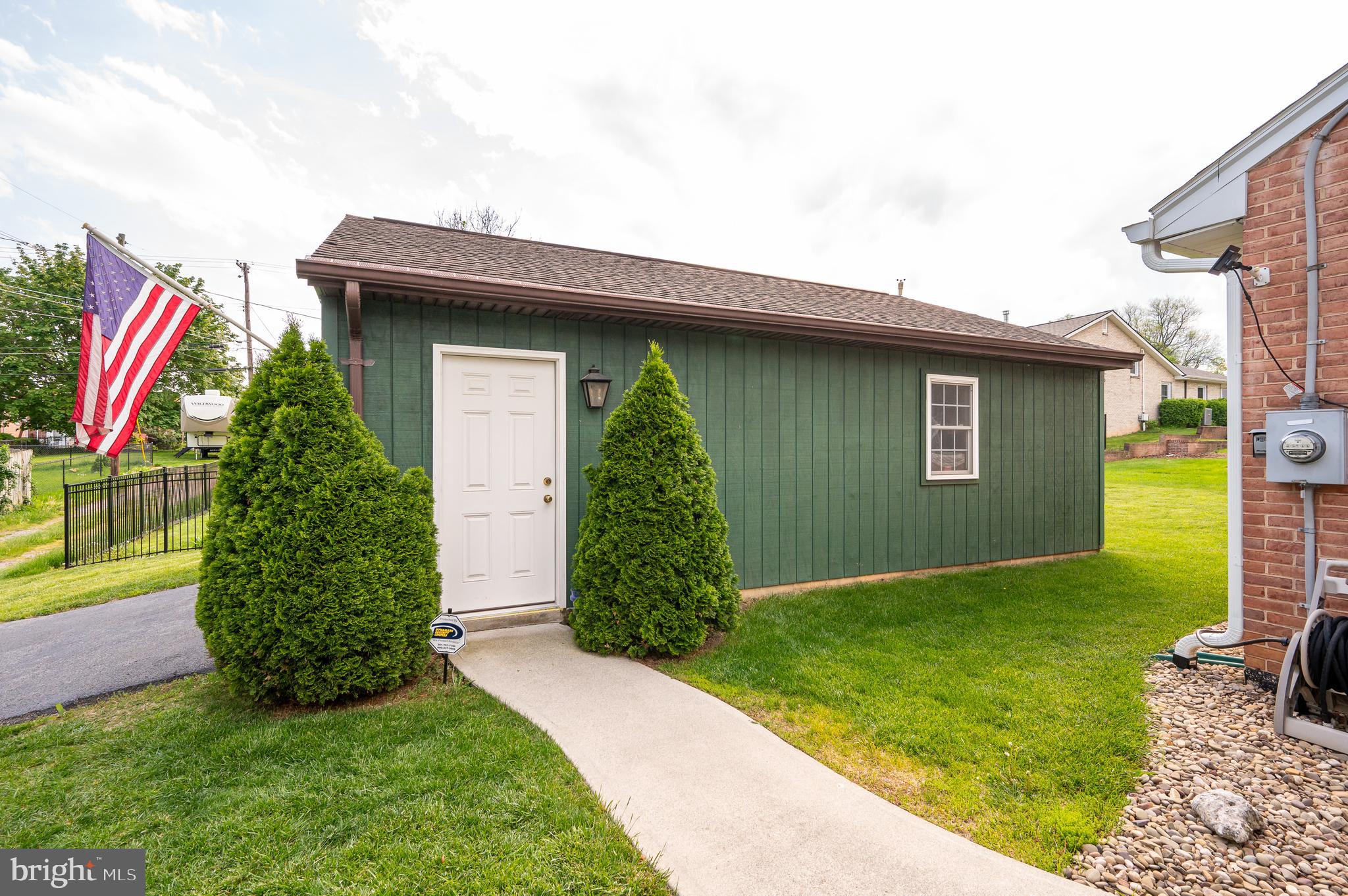1413 W Martin St