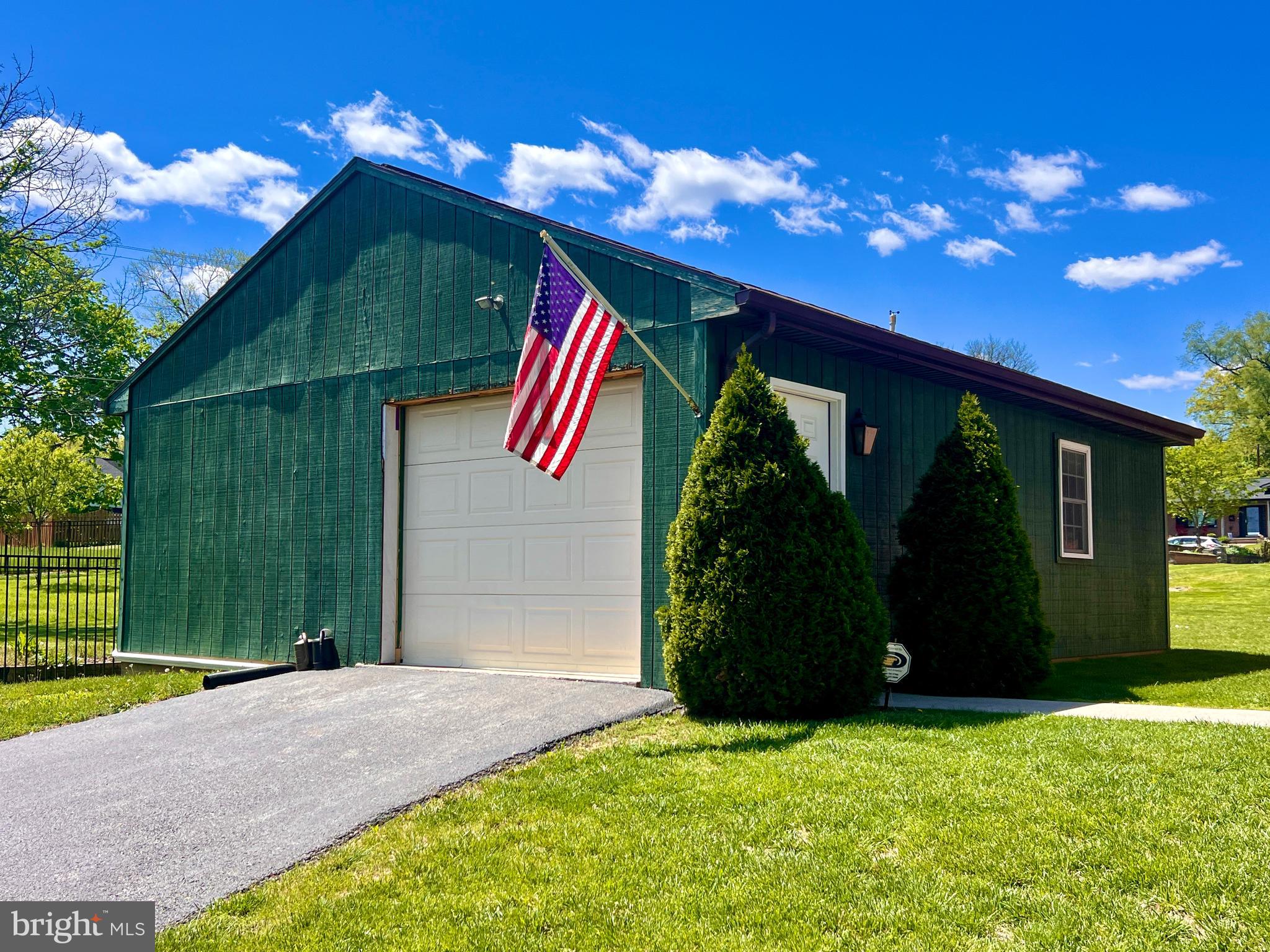 1413 W Martin St