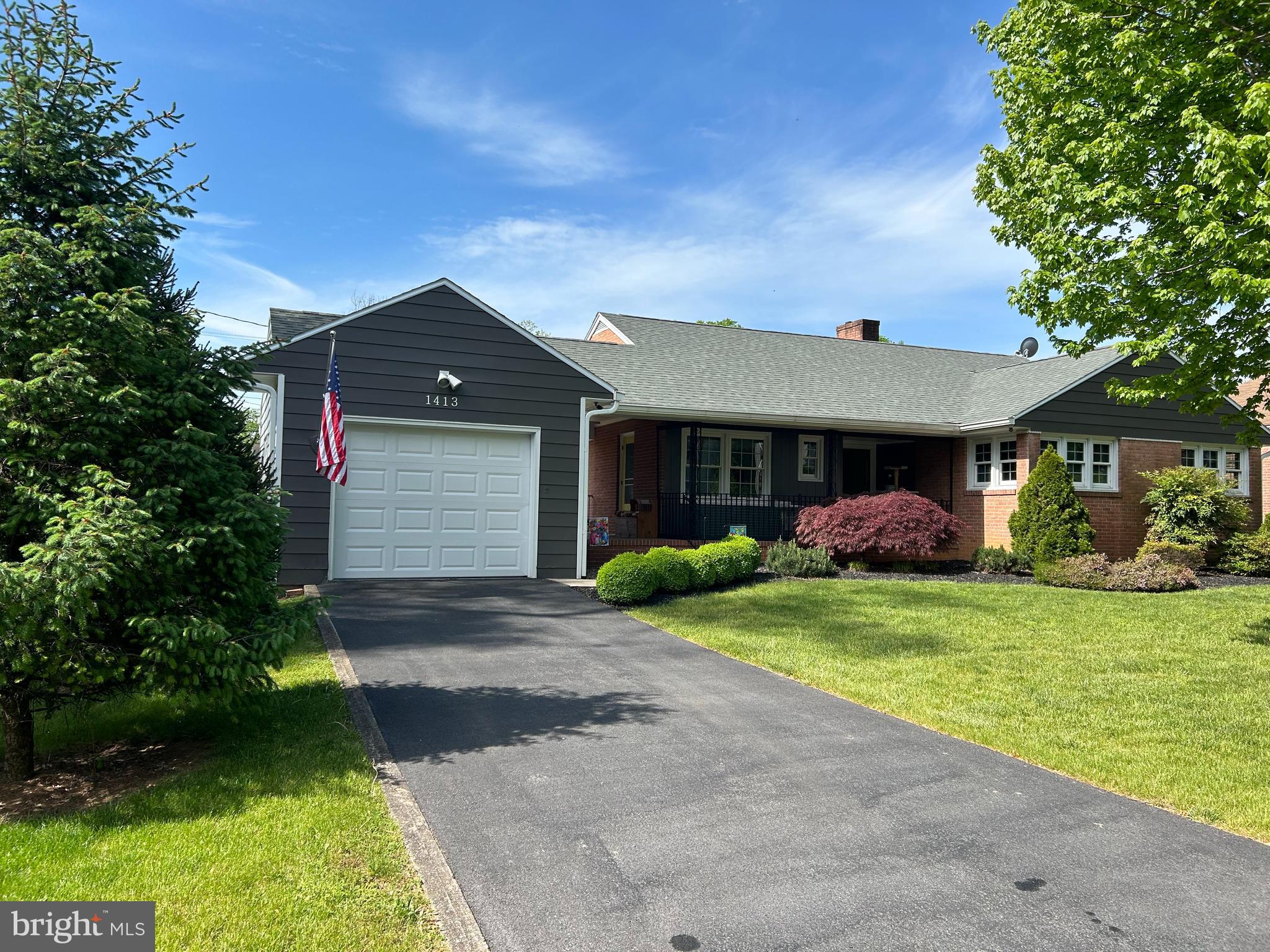1413 W Martin St