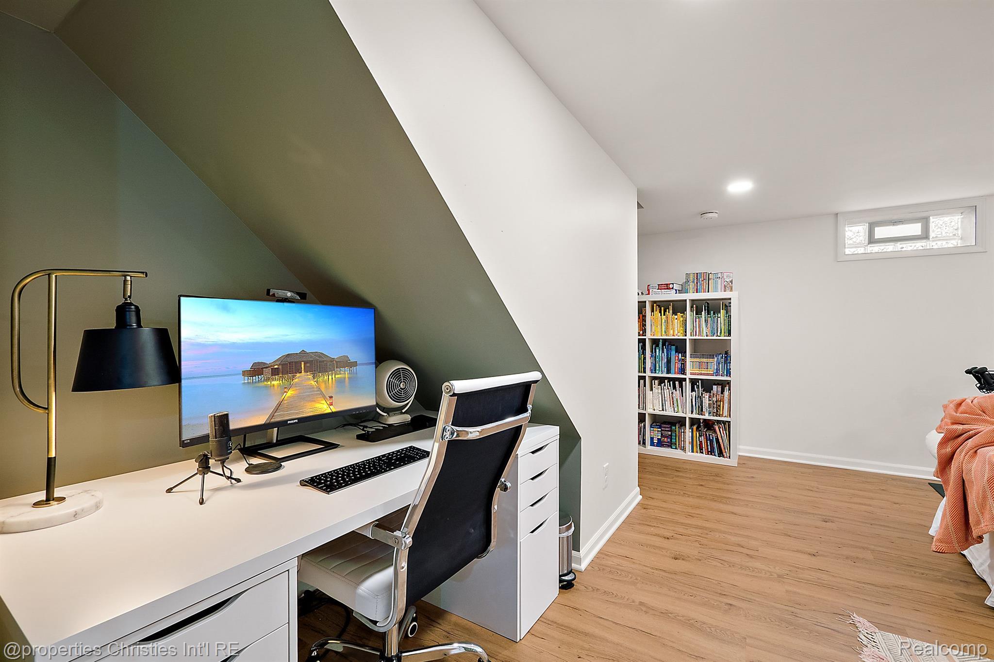1043 N OLD WOODWARD Avenue Unit: 5