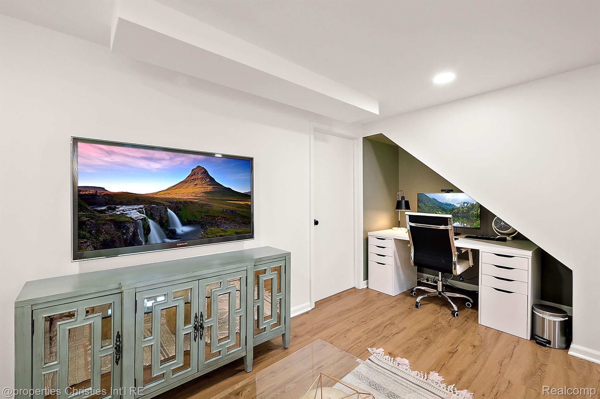 1043 N OLD WOODWARD Avenue Unit: 5