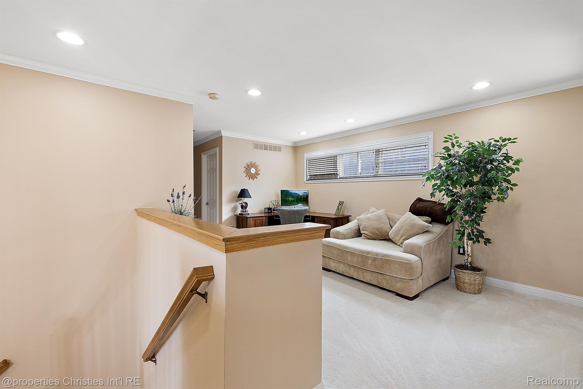 888 E LINCOLN Street