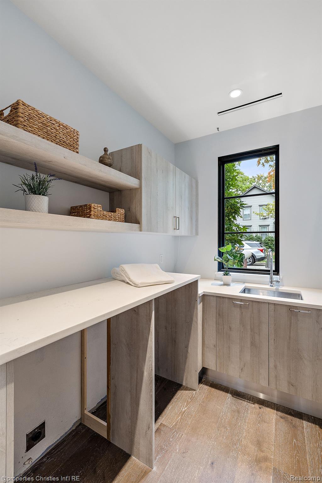 420 E FRANK Street Unit: 101