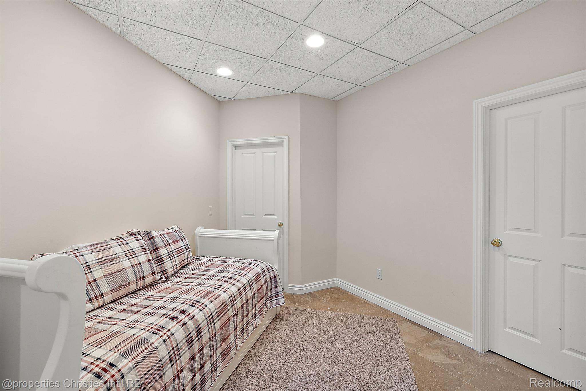 972 SUNSET Drive