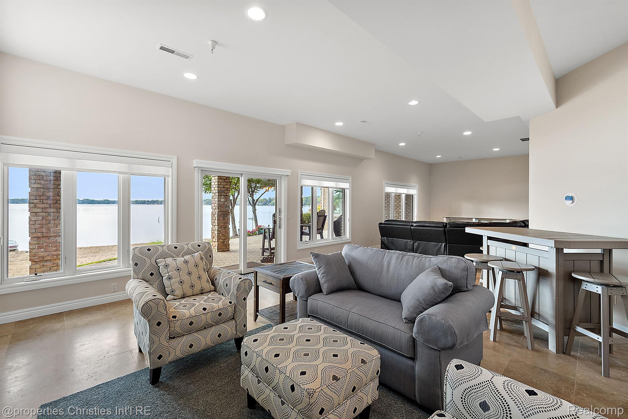 972 SUNSET Drive
