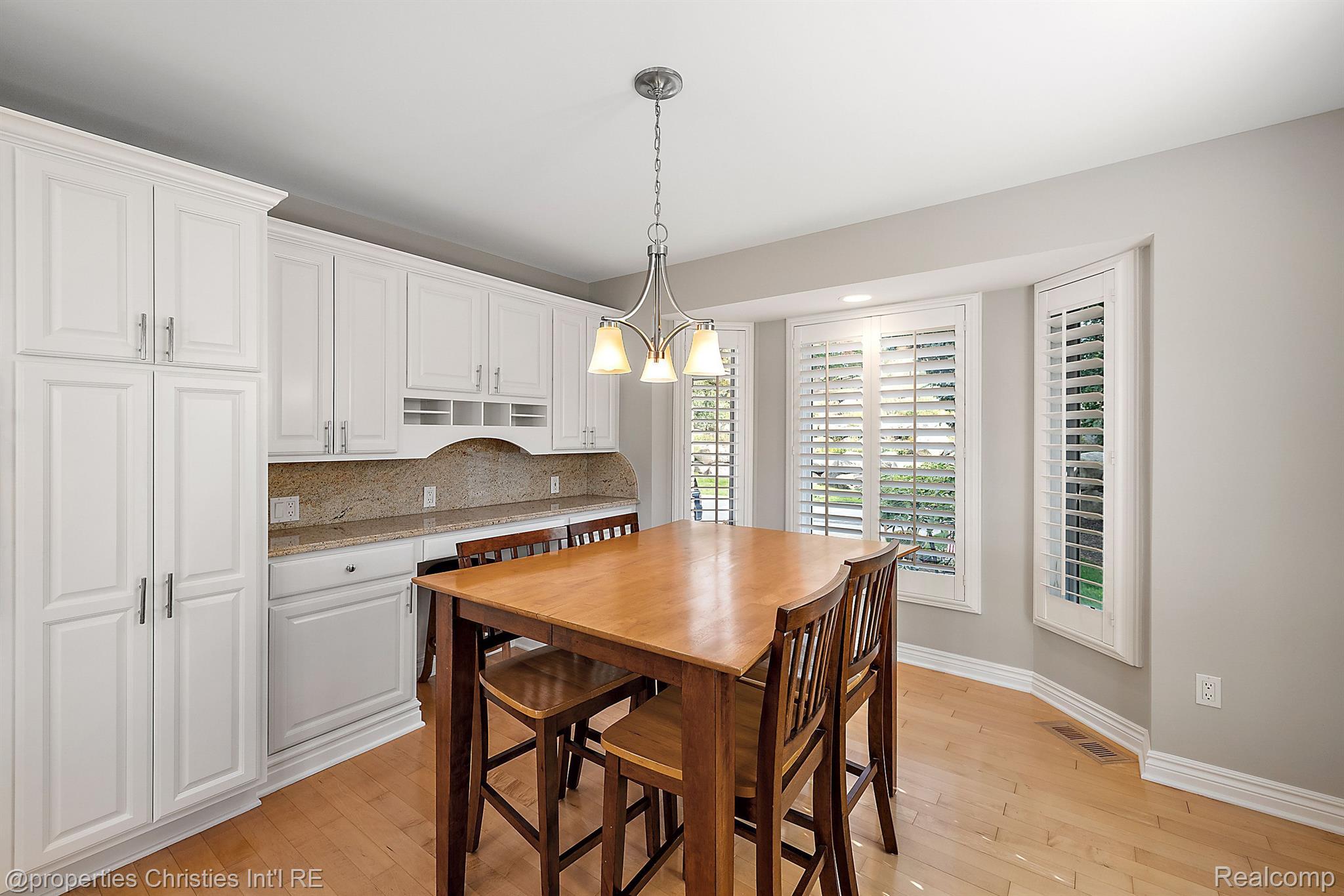 972 SUNSET Drive