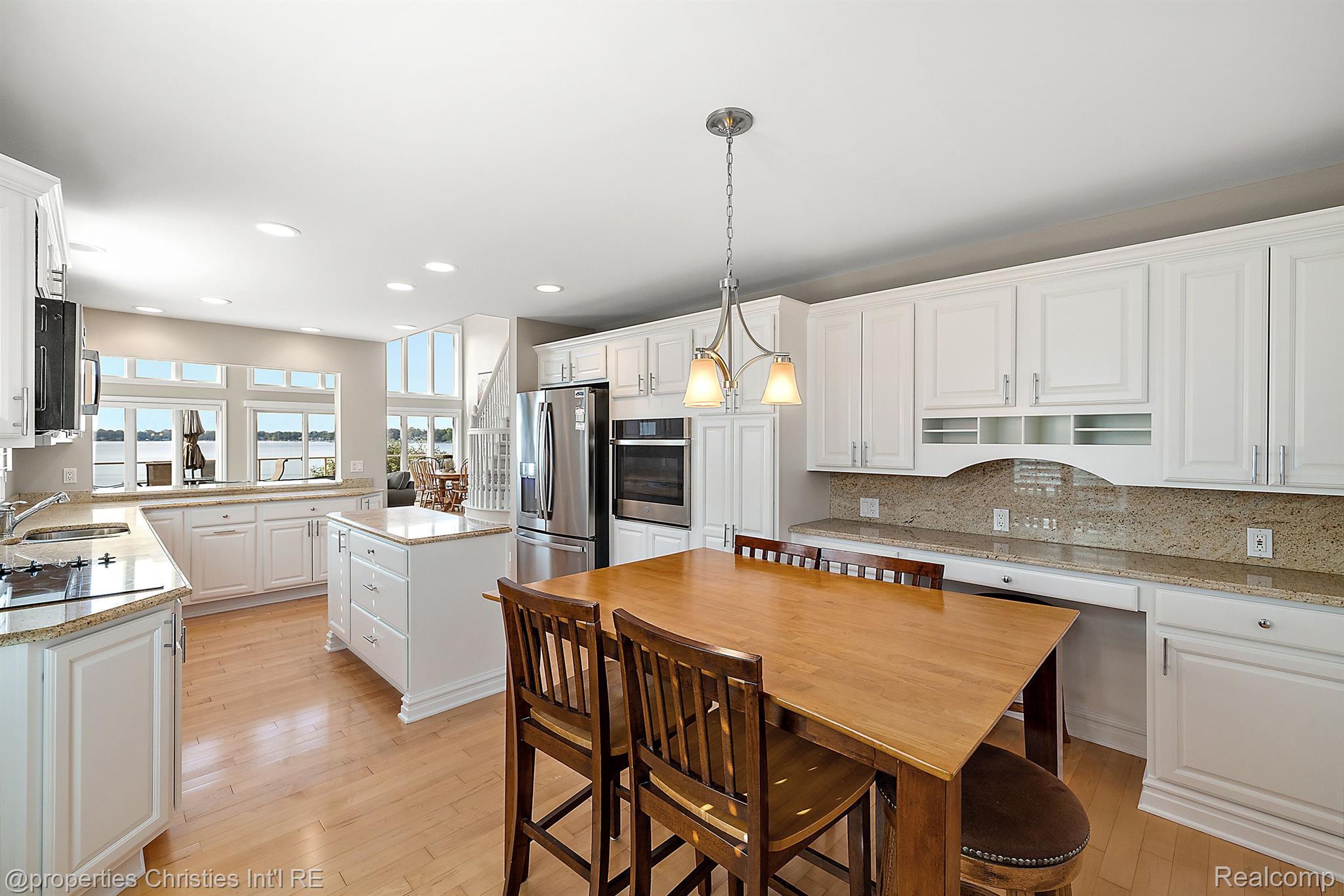 972 SUNSET Drive