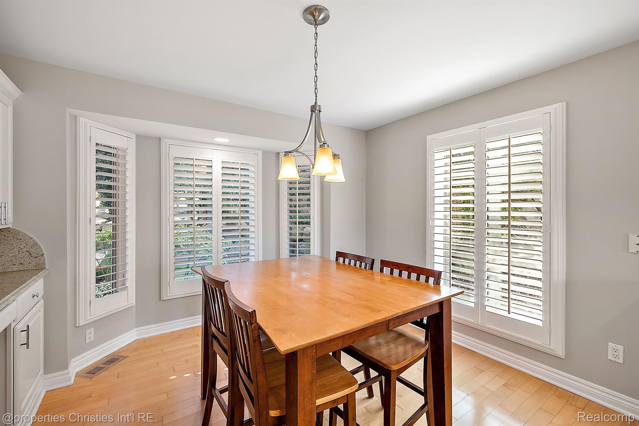 972 SUNSET Drive