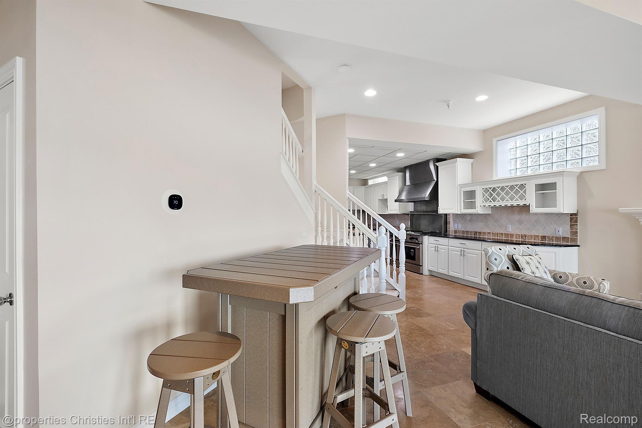 972 SUNSET Drive