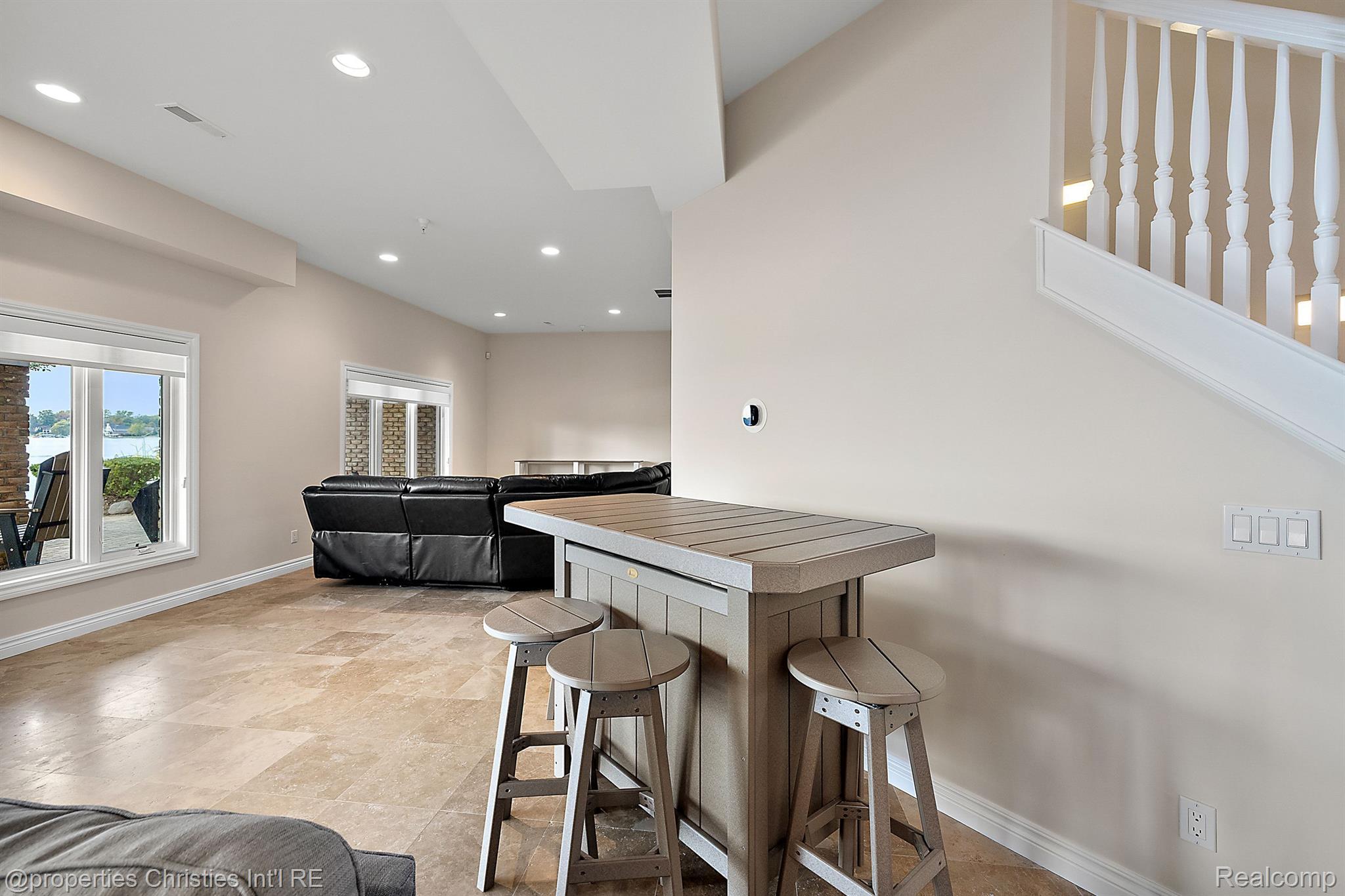 972 SUNSET Drive