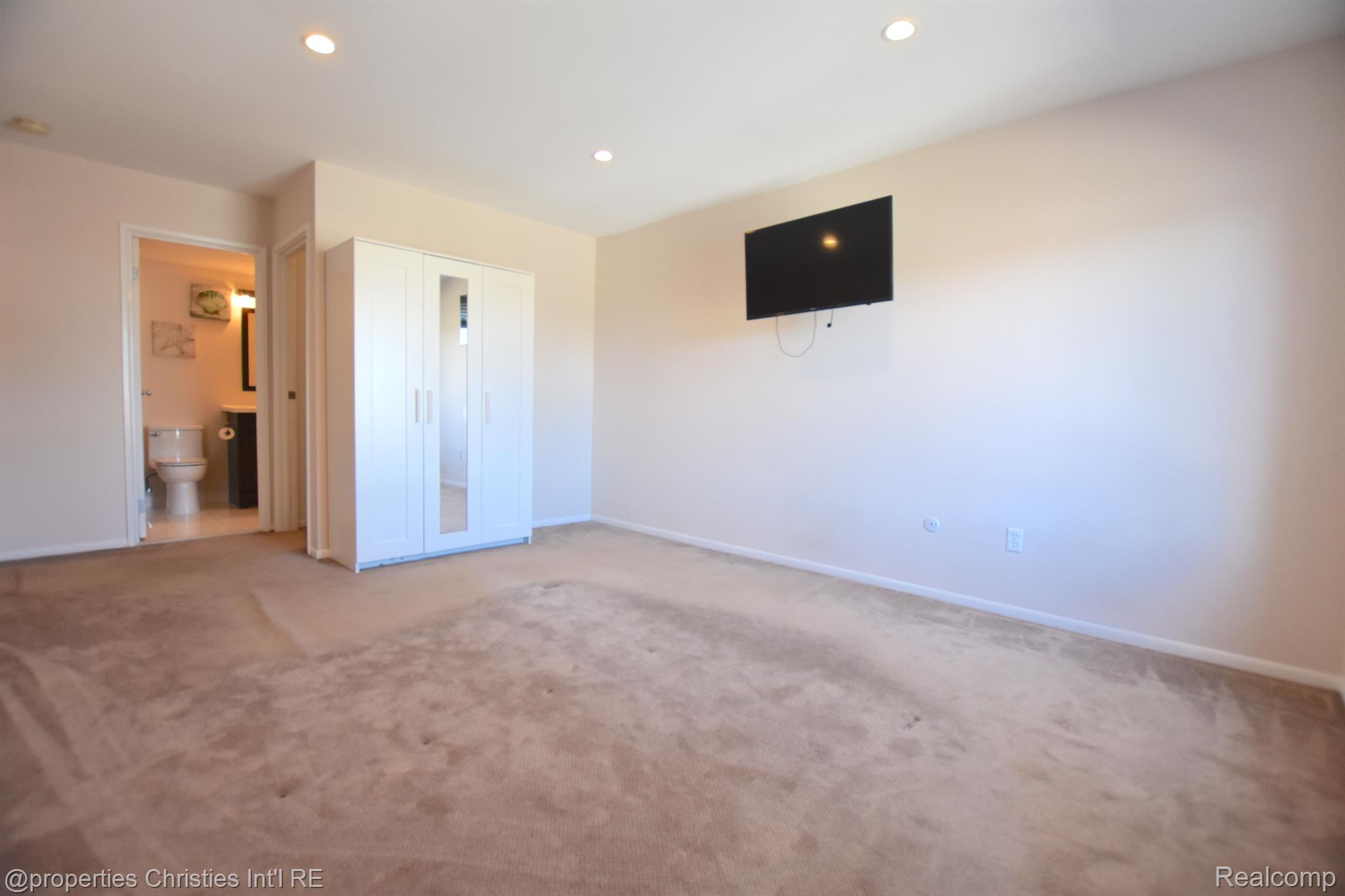 600 W BROWN Street Unit: 201